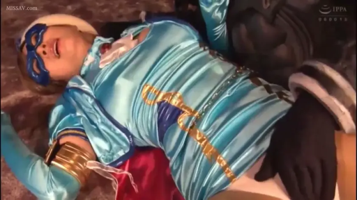 室内 · 角色扮演 · 近景 · 痛苦 · 受缚 · 躺卧 · 披风 · 蓝色英雄制服