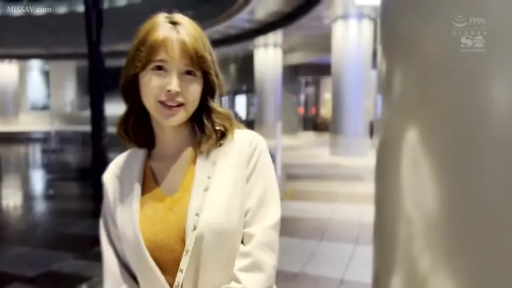 站立 · 微笑 · 半身 · 休闲装 · 对视 · 街道 · 长发