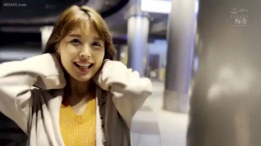 站立 · 中景 · 微笑 · 休闲装 · 户外 · 夜景 · 开朗 · 扶头