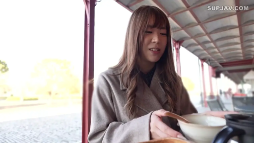 坐姿 · 忧郁 · 半身特写 · 餐桌 · 发呆 · 气质 · 呢子大衣 · 户外餐厅