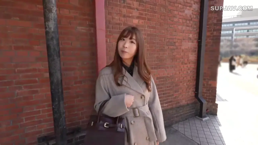 站立 · 中景 · 自然 · 注視 · 户外 · 长发 · 風衣 · 手包