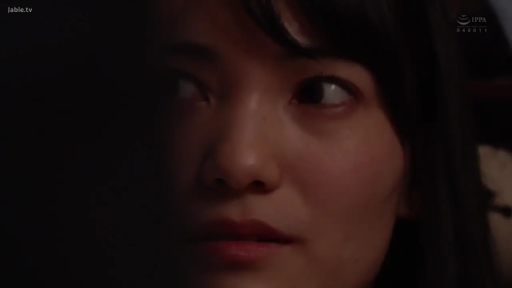 脸部特写 · 暗室 · 惊恐 · 不详 · 窥视 · 低光照 · 侧头