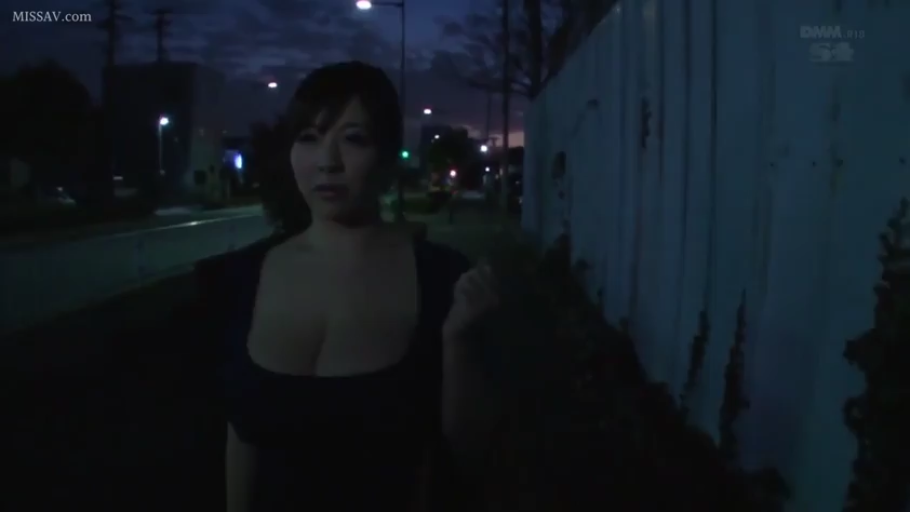 户外街道 · 低胸深V