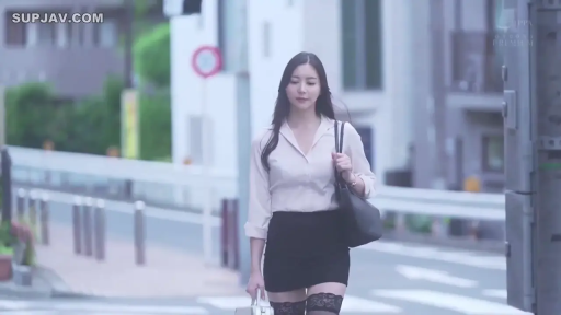 单人 · 全景 · 平静 · 职业装 · 手提包 · 街道 · 行走 · 走姿