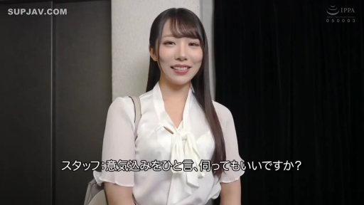 Standing Posture · Smile · Facing the camera · One-shoulder bag · 自我介绍 · 中景上半身 · 白色雪纺衬衫 · 室内背景前