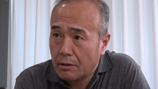 室內 · 嚴肅 · 面部特寫 · 凝视 · 中年男性 · 灰色POLO衫 · 侧对镜头