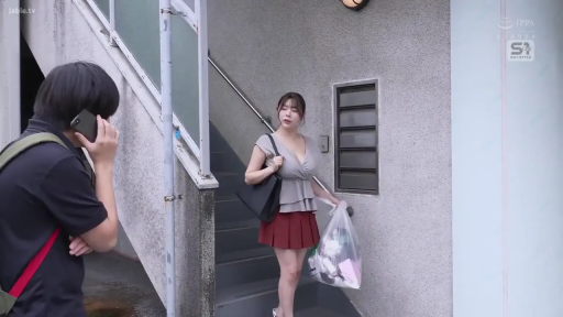 中景 · 红色百褶裙 · 公寓楼梯