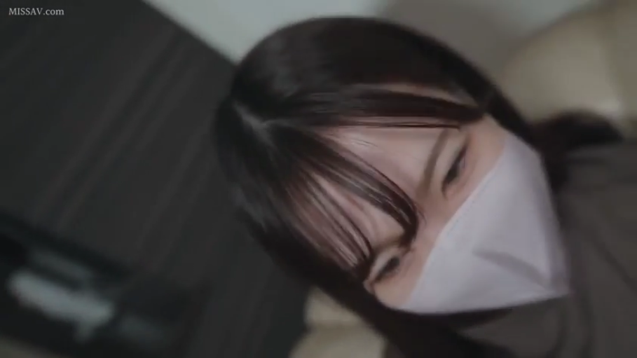 室内 · 俯身 · 第一人称视角 · 面部特写 · 注视 · 便服 · 温柔 · 口罩