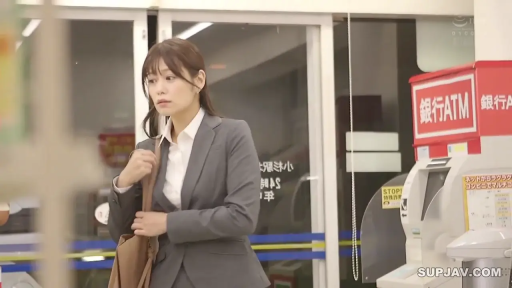 站立 · 中景 · 西装 · 便利店