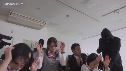 室内 · 站立 · 微笑 · 手部 · 粉色和服 · 男女双人 · 握手