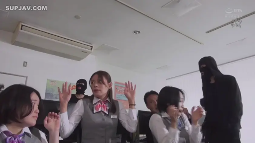 室内 · 面部 · 专注 · 站立 · 侧身 · 持枪 · 手枪 · 灰色西装