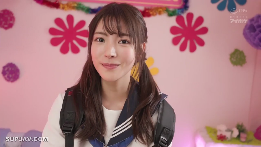 室内 · 微笑 · 特写 · 水手服 · 注视镜头 · 双马尾 · 背包 · 正面