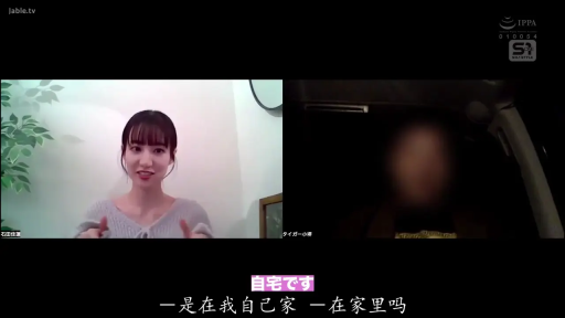 对视微笑 · 卧室 · 半身特写 · 正对镜头 · 素人风格 · 粉色比基尼 · 整理箱 · 开朗开心