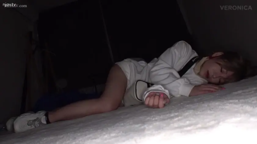 室内 · 全身 · 平静 · 床垫 · 侧卧 · 运动鞋 · 睡眠 · 白色卫衣