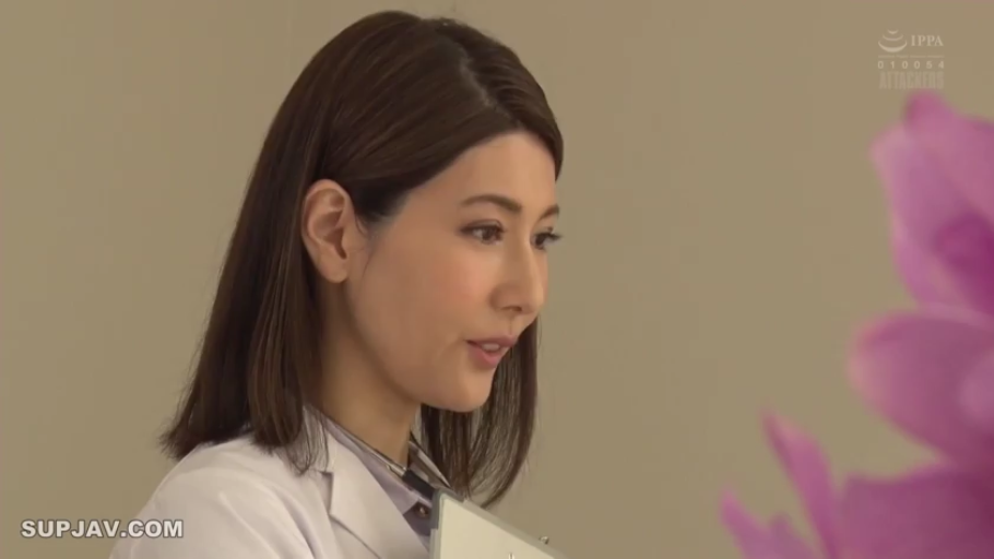 交谈 · 白大褂 · 专注 · 诊室 · 侧脸特写 · 侧身站立 · 写字板 · 成年女性