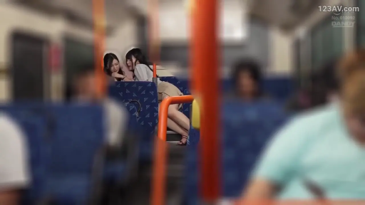 坐姿 · 专注 · 远景 · 公交车内 · 公交扶手 · 休闲日常装 · 亲密交谈 · 前景模糊