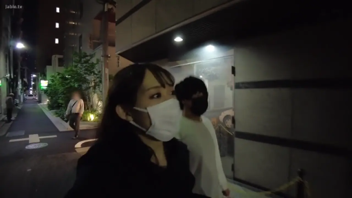 面部特写 · 清纯 · 白色无袖上衣 · 模特摆拍 · 室内窗边 · 侧身回眸 · 白色窗帘 · 逆光高亮