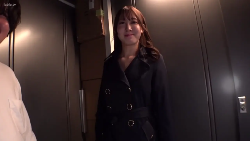 站姿 · 微笑 · 注视 · 门 · 门口 · 黑色大衣