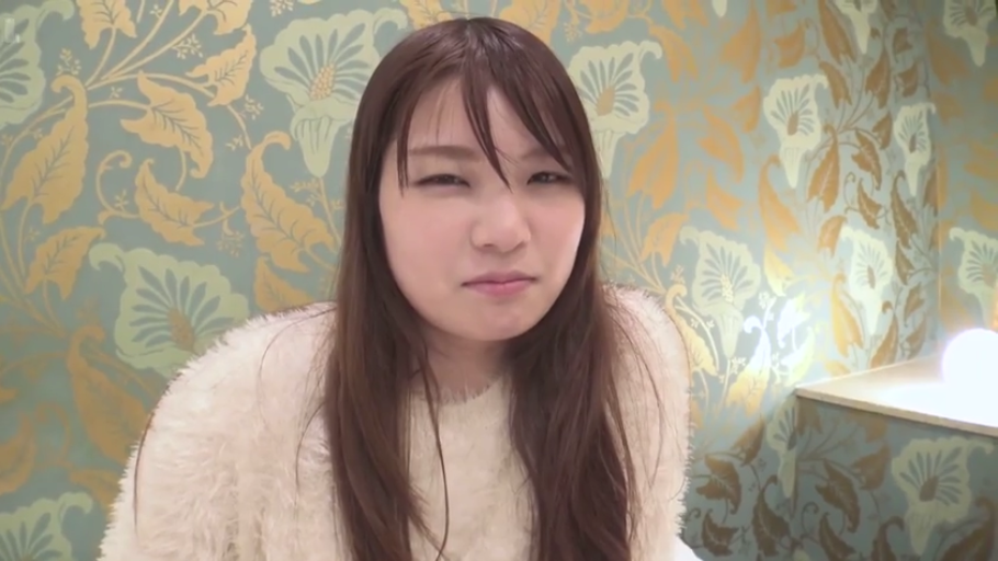 室内 · 坐姿 · 忧郁 · 低头 · 脸部特写 · 窗帘 · 黑色无袖衫 · 女优