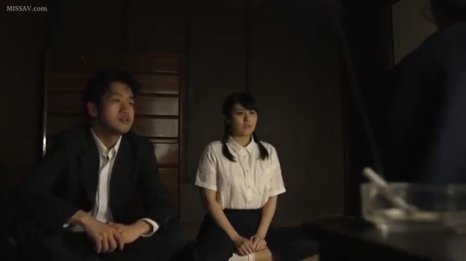 室内 · 坐姿 · 严肃 · 中景 · 对话 · 剧情 · 衬衫 · 烟灰缸