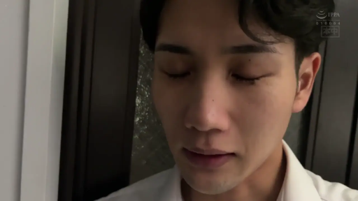 Indoor · Stand · white shirt · 面部特写