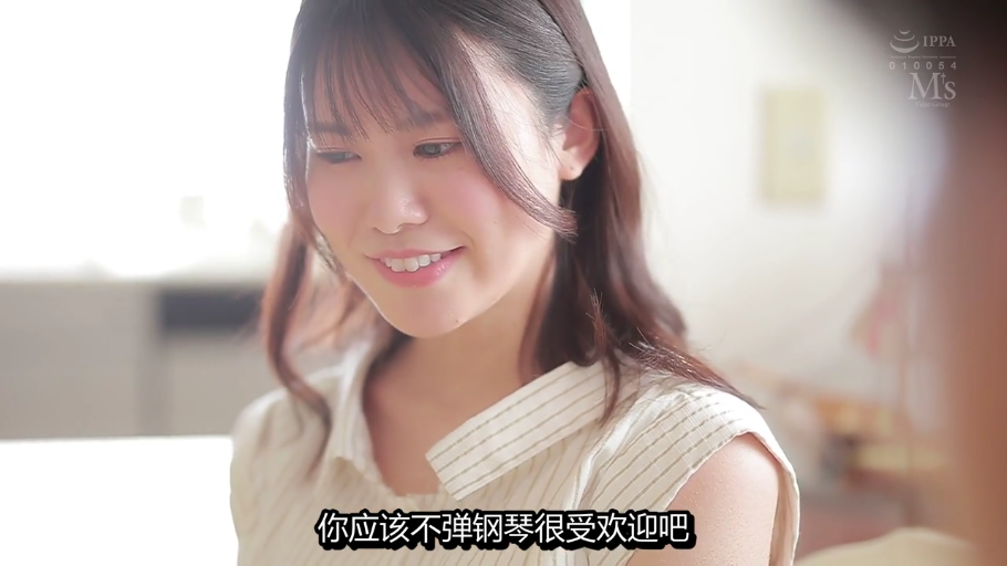 坐姿 · 甜美 · 对视 · 头部特写 · 明亮室内 · 条纹无袖衫 · 清新