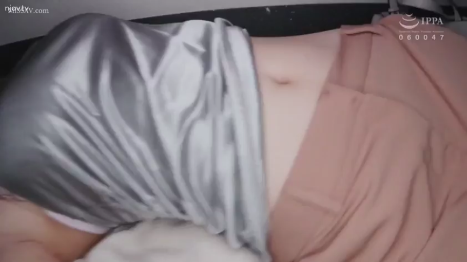 Face · 平静 · Dim lights · cardboard box · 地下室 · Side-lying · Sleep · 丝绸吊带