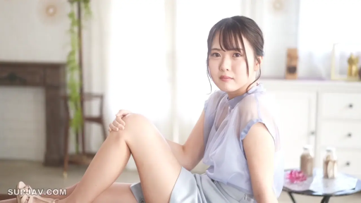 室内 · 中景 · 注视镜头 · 亚洲女性 · 无表情 · 屈膝坐 · 透视上衣