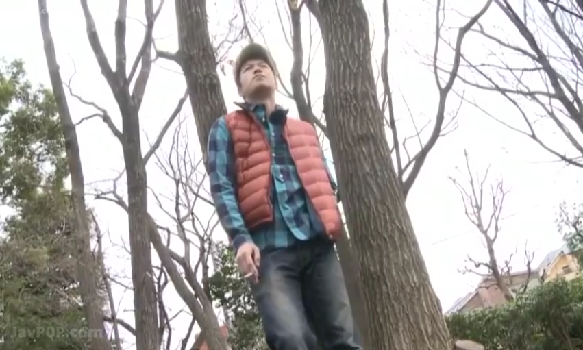 红色羽绒背心 · 站立 · 平静 · 户外 · 仰拍 · 抽烟 · 香烟