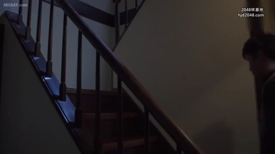常服 · 室内楼梯 · 侧立