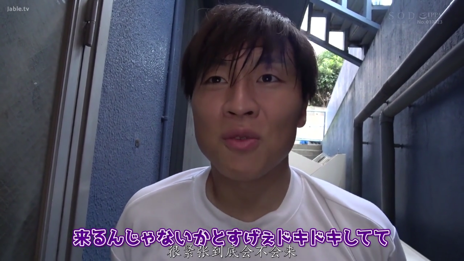 面部特写 · 中文字幕 · 走廊 · 谈话 · 白色T恤 · 正面 · 紧张