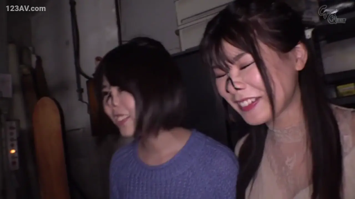 室内 · 中近景 · 二人 · 笑容 · レースのトップ · 並んで立つ · 笑い