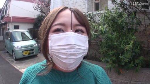 站立 · 平靜 · 注視 · 街道 · 头部特写 · 口罩 · 青色毛衣