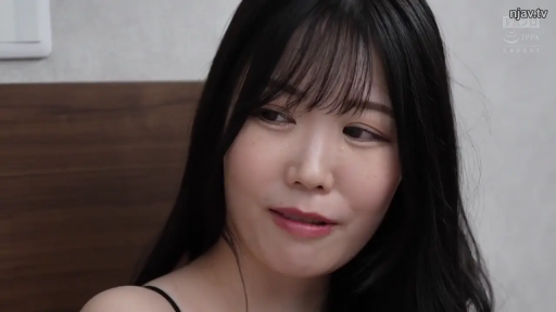 室内 · 侧面 · 脸部特写 · 微笑 · 注视 · 吊带