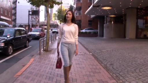 全身 · 自然 · 行走 · 户外 · 白色针织衫 · 散步 · 街头 · 红色手提包