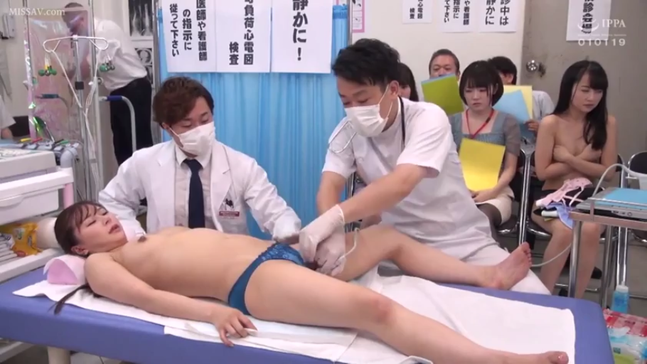 全身 · 仰卧 · 闭目 · 制服诱惑 · 蓝色内裤 · 诊所 · 医疗器材 · 多人检查