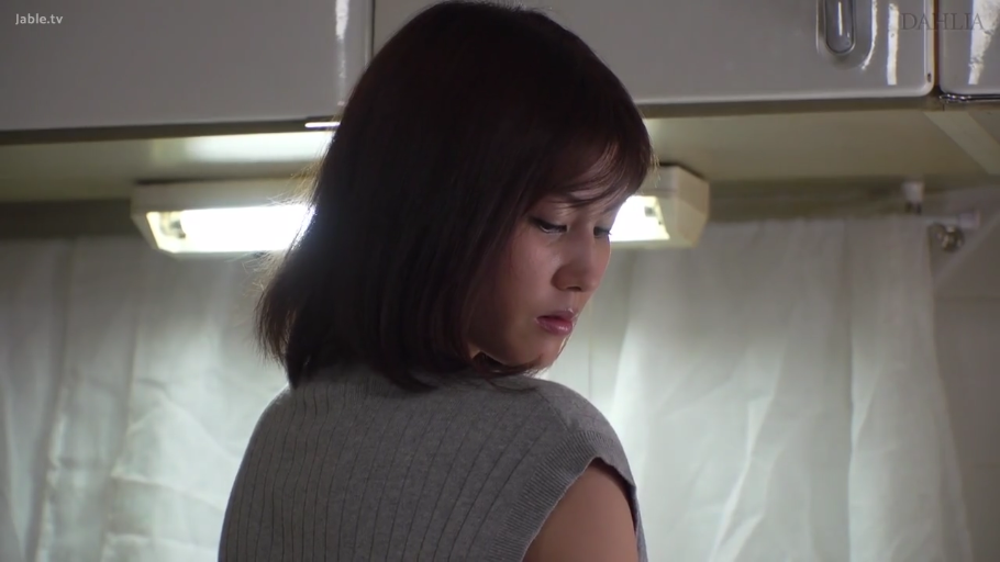 面部特写 · 室内厨房 · 侧身回头 · 灰色无袖针织衫