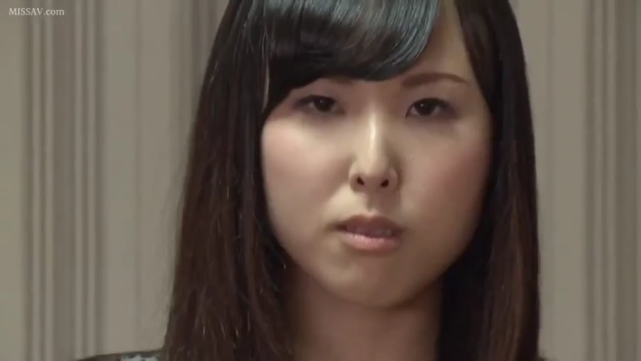 Indoor · Serious · Close-up of the face · Casual clothes · 长发 · 正面 · Static