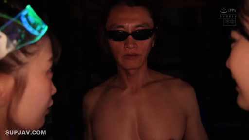 真剣 · 暗室 · 顔のクローズアップ · 对视 · 対峙 · 三人 · 上半身裸体 · 发光眼镜