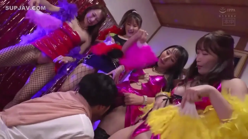 室内 · 全景 · クンニリングス · 多人 · 欢愉 · 立位跪き · 情趣演出服 · 羽毛披肩