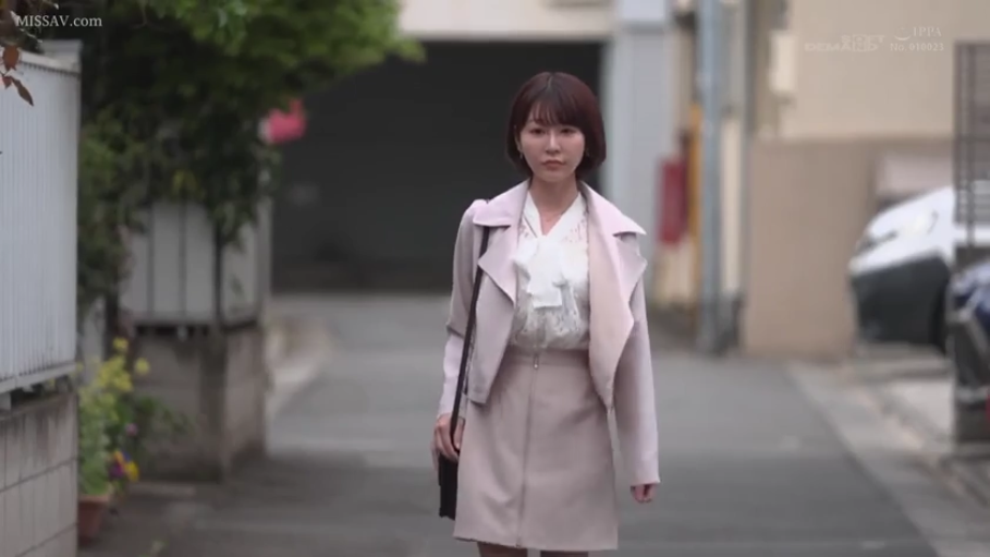 门口 · 期待 · 站立 · 西装背心 · 手提包 · 迎接 · 多人镜头