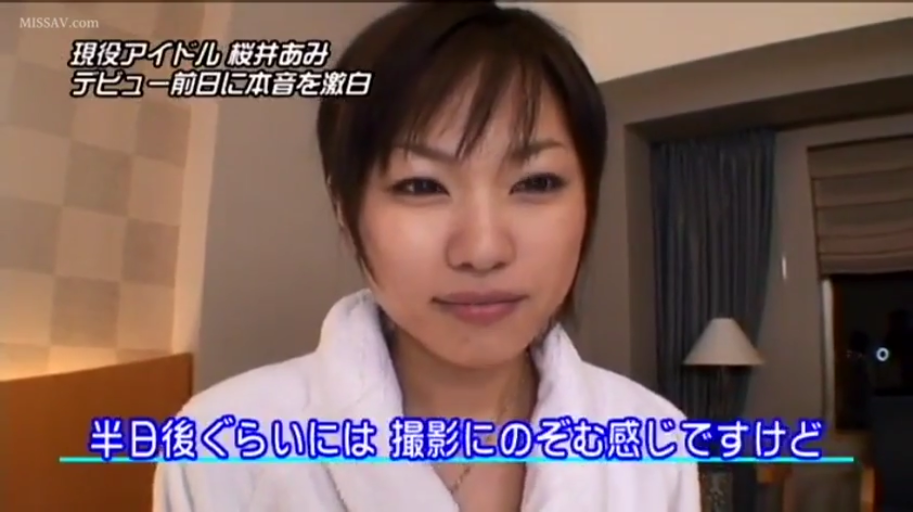 坐姿 · 静坐 · 酒杯 · 酒吧 · 紫色灯光 · 白色紧身连衣裙 · 特写腿部