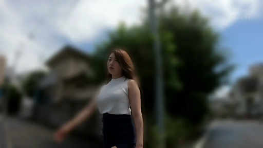 自然 · 半身 · 行走 · 深色裙子 · 户外街道 · 走路 · 景深模糊