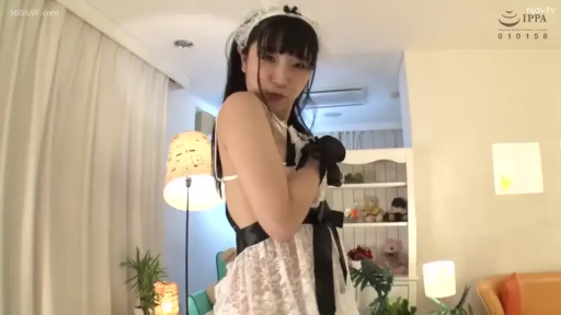 站立 · 上半身 · 健身房 · 喜悦 · 运动 · 健身器械 · 白色运动背心 · 观察健身