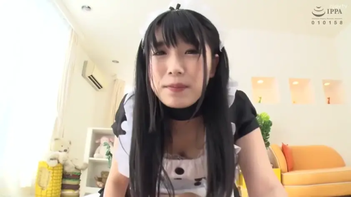 角色扮演 · 脸部特写 · 女仆装 · 看向镜头 · 俯身姿势 · 自然微笑 · 毛绒玩具 · 温馨室内