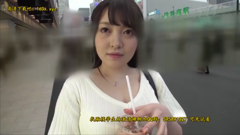 胸部特写 · 站立 · 巨乳 · 自然 · 户外街道 · 持物 · 饮料杯 · 白色V领针织衫