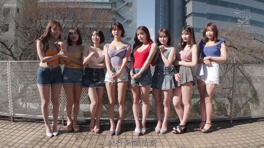 全身 · 微笑 · 多人 · 户外 · 并排站立 · 拍照合影 · 露脐上衣与短裤