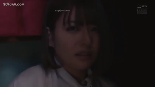 昏暗环境 · 憂鬱 · 白色襯衫 · 面部特寫 · 劇情 · 凝视 · 正面