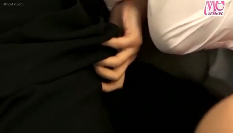 坐姿 · 衬衫 · 车内 · 抚摸 · 成人 · 手部特写