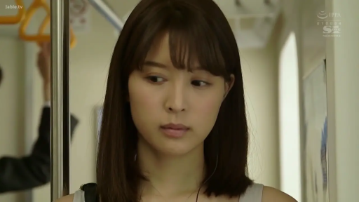 忧郁 · 脸部特写 · 站立 · 电车车厢 · 乘车 · 棕色长发 · 电车拉环 · 浅色无袖上衣